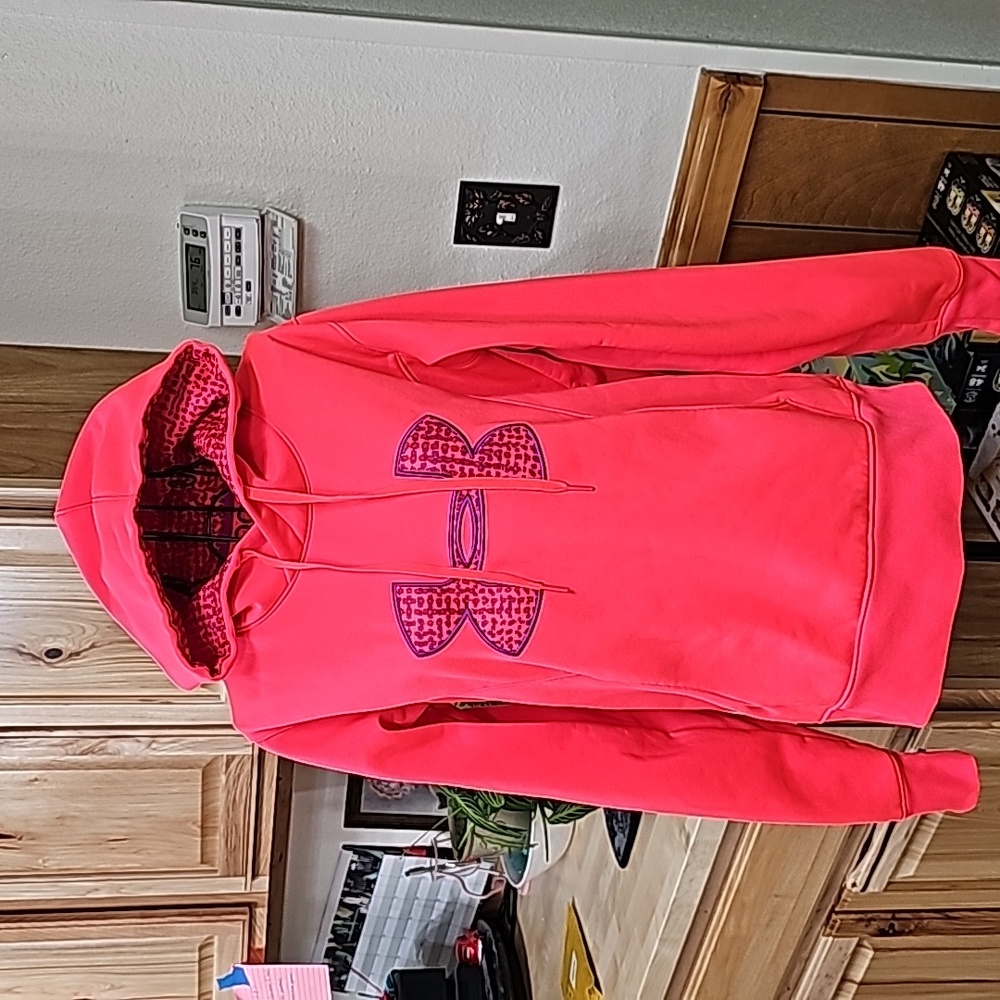UNDER ARMOUR BEAUTIFUL SWEATSHIRT.  WORN ONCE.  SIZE MEDIUM. COLOR FUSCHIA.